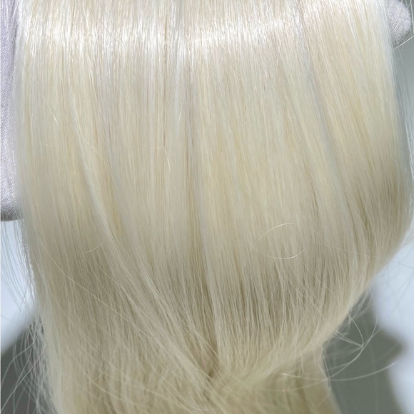 HAIR, 28” straight, 4 clip in extensions, platinum blonde - Picture 5 of 6
